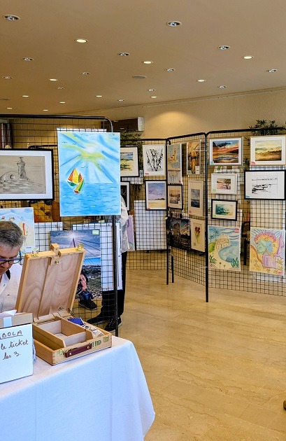 vue de l'exposition avec le stand tombola