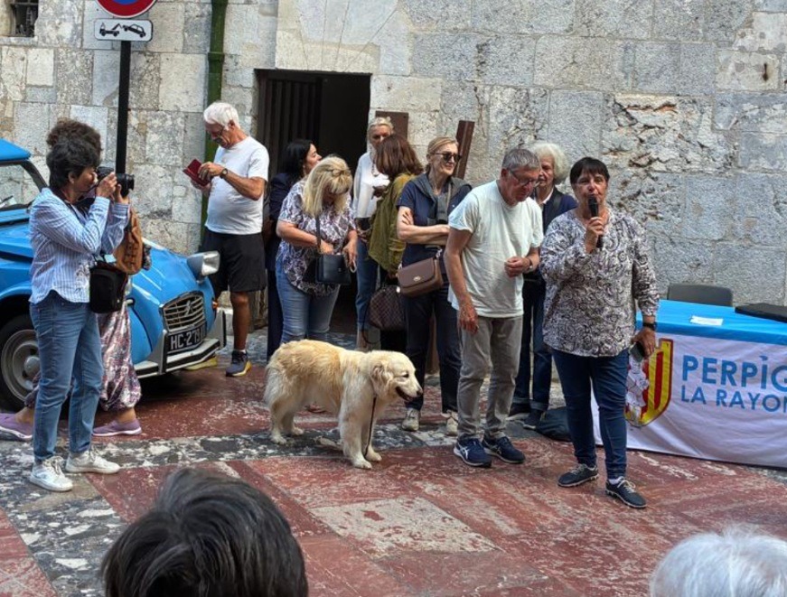 Tour de France en 2 CV. Le couple Godefroy sur le parvis de la mairie de Perpignan